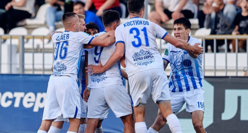 10 000 - абонемент, 600 рублей - билет: после выхода «Черноморца» в первую лигу, билеты на матчи подорожали в 2,5 раза