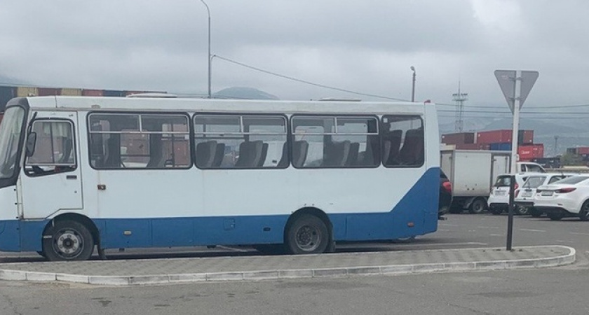 В Новороссийске автобус, брошенный на стоянке гипермаркета, превратился в притон для бомжей