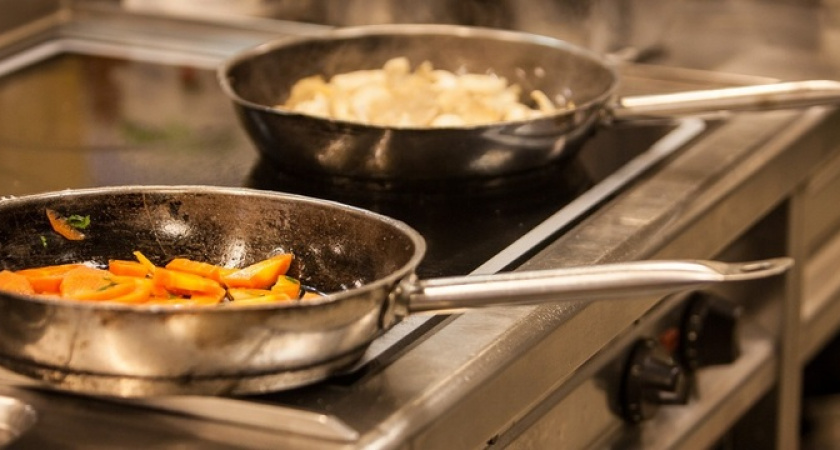 Грязь и жир с плиты отойдёт моментально: нанесите это простое средство на 10 минут