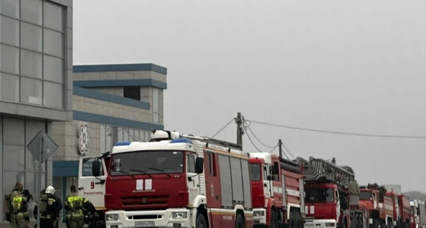 «Шесть пожарных машин с мигалками пронеслись!»: новороссийцы стали очевидцами эвакуации детей из здания Дворца творчества