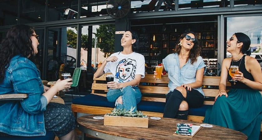 Эта привычка за столом с головой выдает низкий интеллект человека