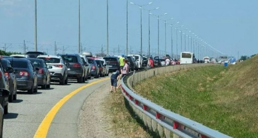 На трассах, ведущих к черноморским курортам, образовались пробки длиною до 9 километров: пять самых серьезных заторов по пути к морю