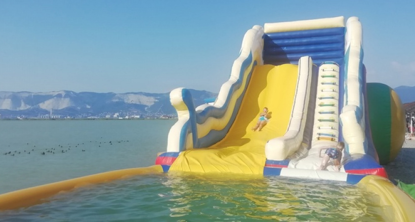 Сап – 800 рублей в час, «таблетка» - 1000 рублей за 5 минут: новороссийцы в шоке от цен на развлечения на городских пляжах