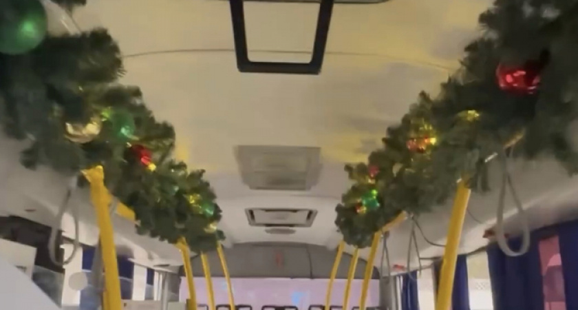 Новороссийск готовится к праздникам: к Новому году украсили общественный транспорт