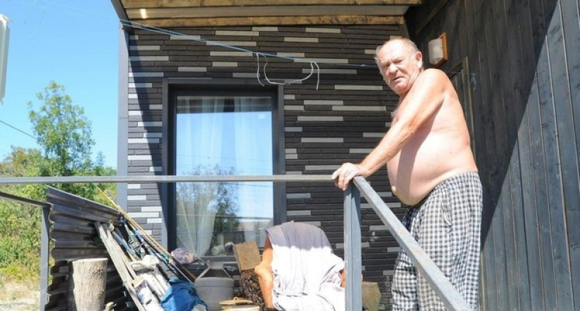 Не угодили! Пенсионеру из Новороссийска подарили дом, а он захламил его и вернулся жить в старый сарай