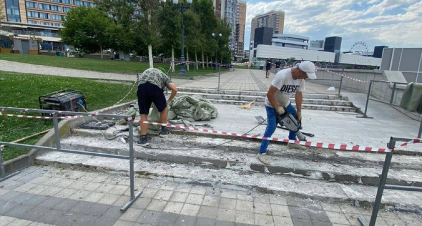 После «выволочки» коммунальщики взялись за ремонт ступеней на набережной Новороссийска