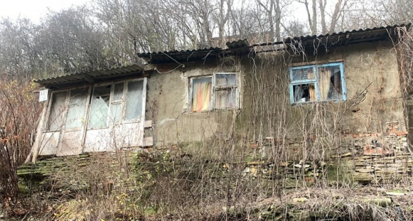 Администрация Новороссийска ищет хозяина заброшки на улице Чайковского