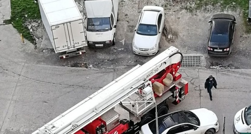 В Новороссийске пожарные машины застряли во дворе из-за неправильно припаркованных авто. Тем временем на балконе одной из квартир бушевал огонь