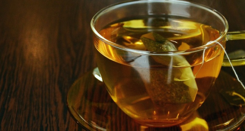 Опытные хозяйки всегда вешают чайные пакетики на дверцу в кухне: эффект сразит наповал