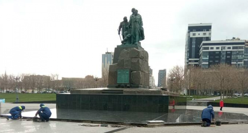 В Новороссийске начался ремонт постамента памятника погибшим рыбакам