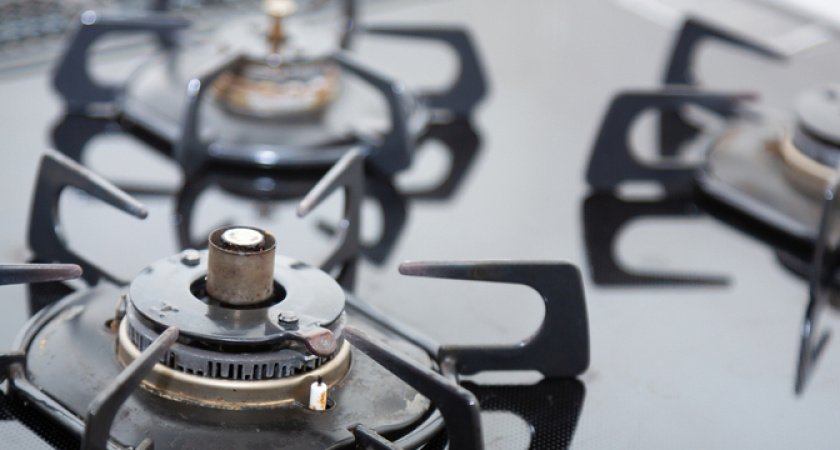 Жирная плита засияет как зеркало: липкий налет растворит самодельная чудо-смесь