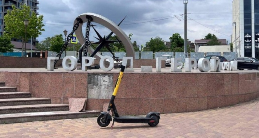 В Новороссийске самокатчики разбивают облицовочную плитку, замена которой встает бюджету в «кругленькую» сумму