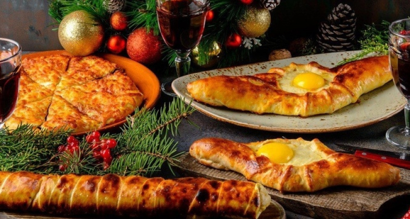 Столы ломятся от угощений, а гости веселятся! Душевный Новый год с «Кавказским двориком»