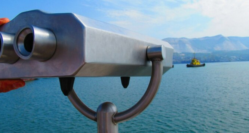 Новороссийцы пожаловались на нерабочий бинокль на набережной, который съел их деньги