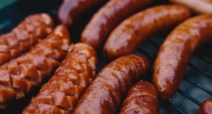 Не только невкусно, но может быть опасно. Росконтроль опубликовал те марки колбасы, которые лучше обходить стороной