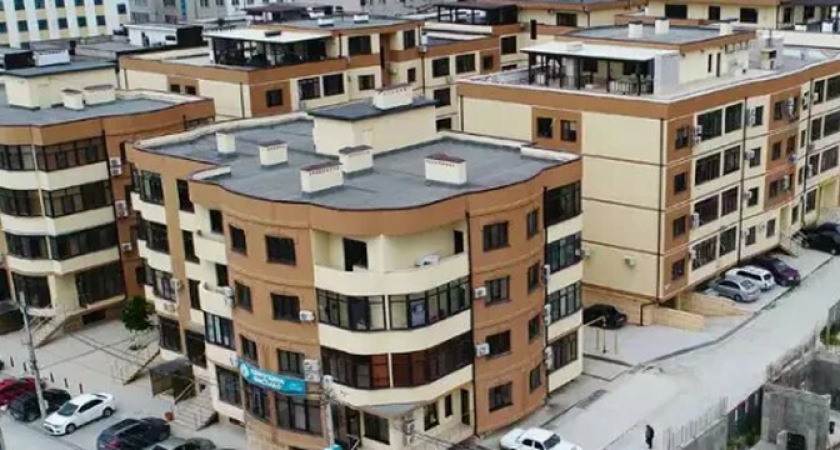 «Тротуара нет, а машины цепляют крышами балкон»: новороссийка рассказала о прелестях жизни в одной из новостроек