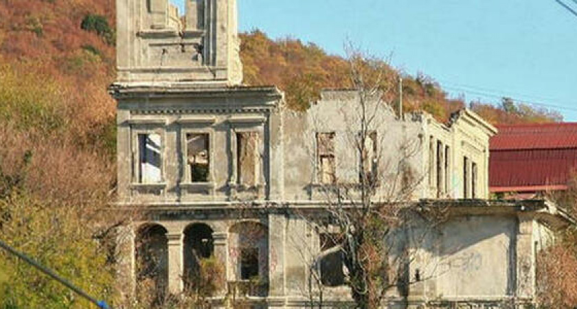 Психбольница и детский дом: памятник архитектуры в Новороссийске со столетней историей превращается в руины