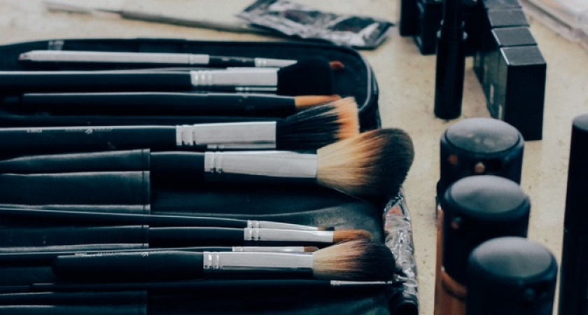 Испортите кожу и будете выглядеть болезненно: главные запреты в макияже зимой