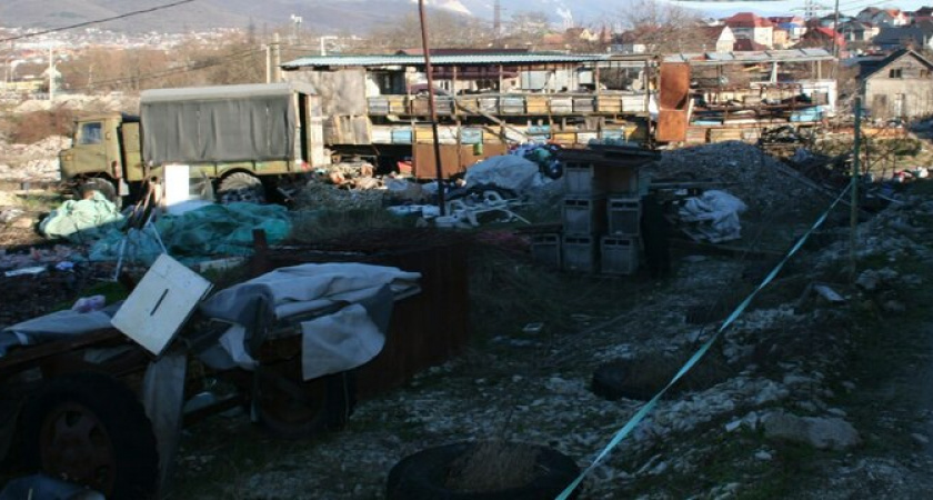 В Новороссийске в поселке Цемдолина территорию у склада военных превратили в свалку