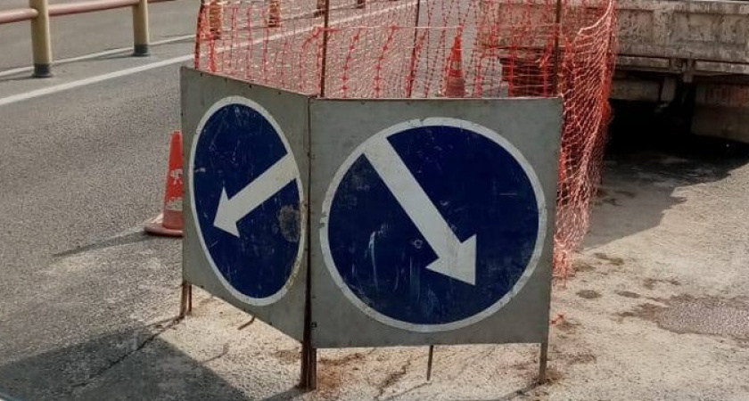 В Новороссийске в яму, разрытую коммунальщиками, влетели несколько автомобилей