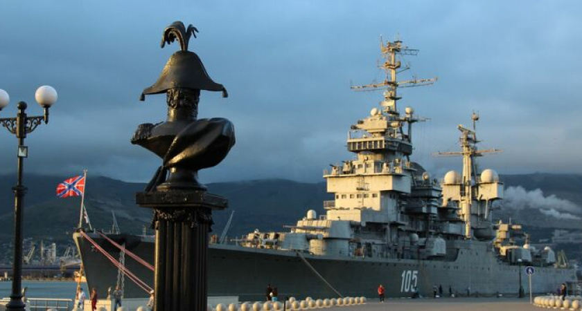 Власти Новороссийска предлагают установить на набережной лавочки на 7 миллионов рублей