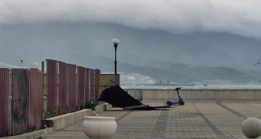 Летающие самокаты, сломанные светофоры, поваленные деревья: в Новороссийске ликвидируют последствия норд-оста