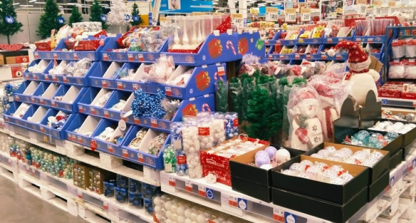 С наступающим! За новороссийскими прилавками уже вовсю торгуют новогодними товарами