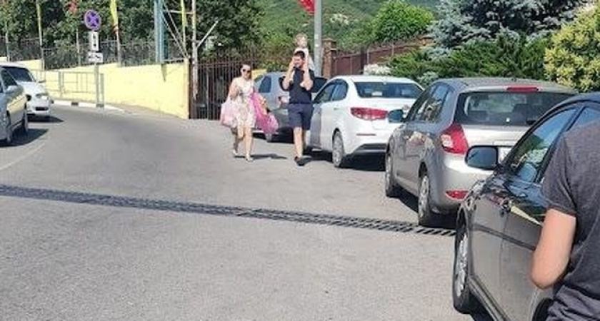 Новороссийцы требуют сделать тротуар в Широкой Балке