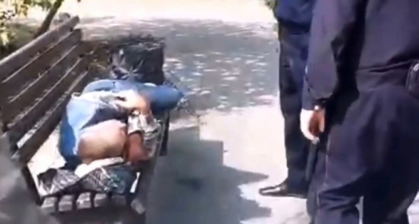 Замглавы Новороссийска нагрянул в сквер Чайковского с рейдом: проверяющие проводили профилактические беседы с бомжами и алкоголиками