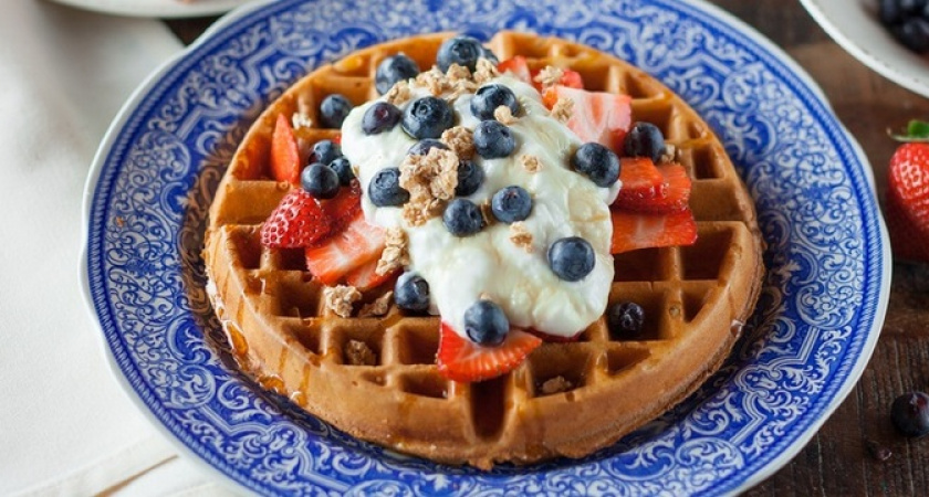 Быстро и без вафельницы: приготовьте те самые трубочки из детства на сковороде