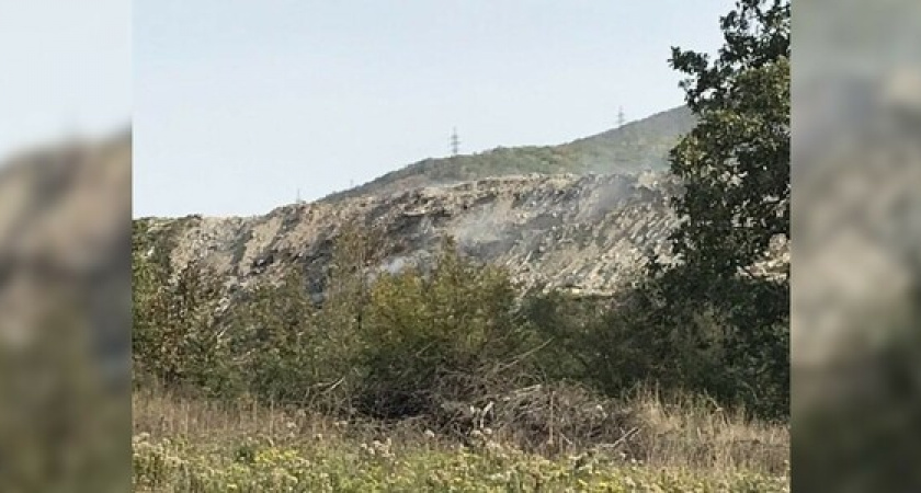 «Стоит невыносимый запах гари»: жители пригорода Новороссийска дышат дымом от тлеющей свалки