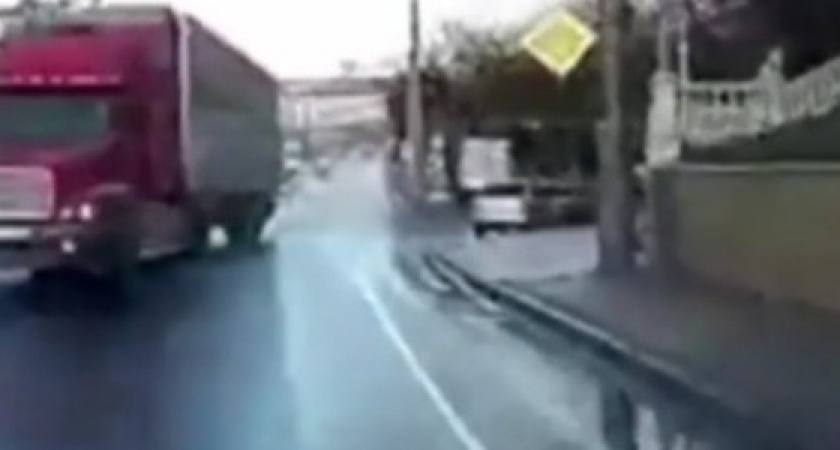 Видеорегистратор записал, как фура спровоцировала ДТП, вылетев на «встречку» в Новороссийске