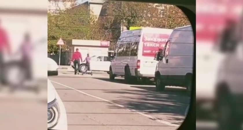 «Они бессмертные? Детей не жалко?»: жители Новороссийска сняли на видео отца и дочь на гироскутере на проезжей части