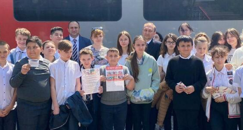 Новороссийские транспортные полицейские и общественники провели урок безопасности в поезде «Ласточка»