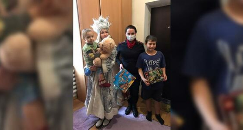 В Новороссийске, в рамках всероссийской акции «Полицейский Дед Мороз», сотрудники полиции посетили семьи, попавшие в трудную жизненную ситуацию
