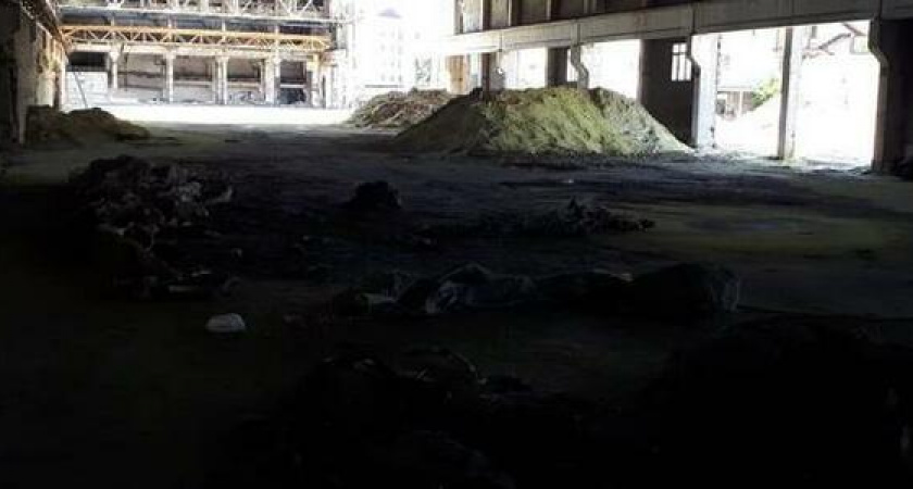 «Лежит, отравляет почву и воздух». В Новороссийске на территории бывшего «Шиферника» продолжает храниться сера