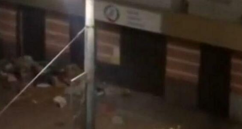 Старость не радость: посреди ночи пенсионерка из Новороссийска выбросила гору вещей с балкона