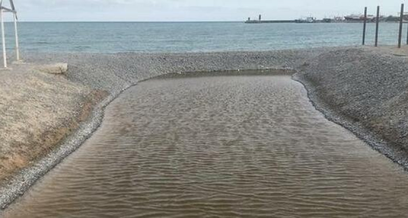 "Вода в озере становится все темнее и темнее". Фото Суджукской лагуны спустя 100 дней, как проран наглухо закрыт