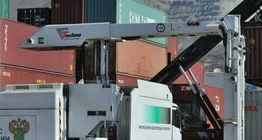 Прятали в картонных бочках. В порту Новороссийска задержали крупную партию контрабандных сигарет