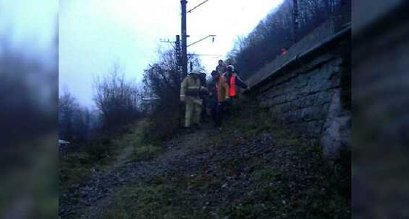 Под Туапсе из-за селя с рельсов сошла электричка: видео с места крушения