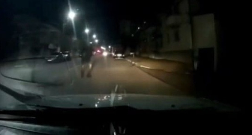 Двое молодых новороссийцев перегородили дорогу машине и били по капоту. Запись видеорегистратора