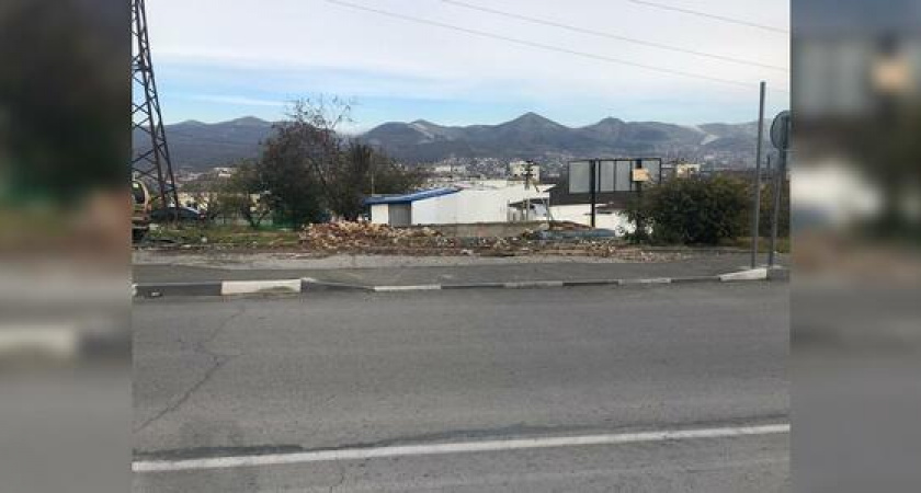 В Новороссийске снесли торговый павильон: он был установлен на земле незаконно