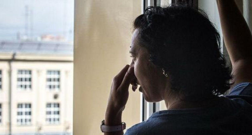 "Позорище!": в Новороссийске женщина справила нужду у лавочки около подъезда