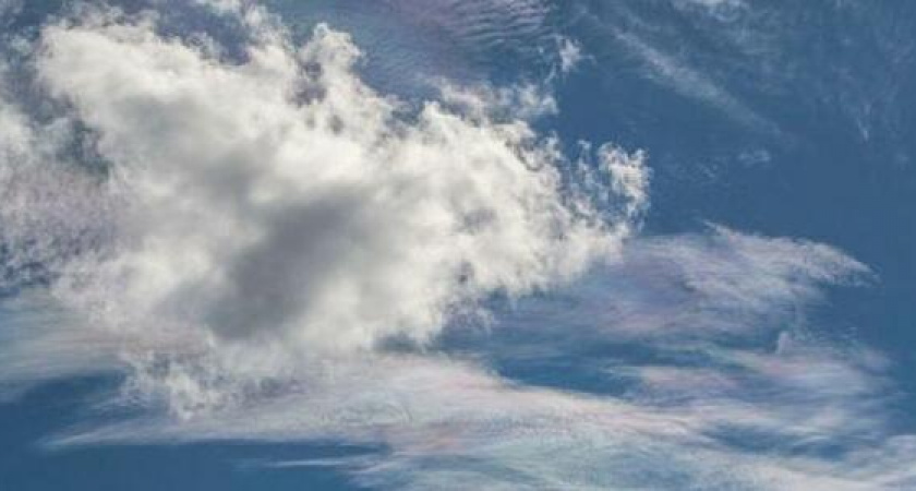 В небе Новороссийска облака окрасились в радужные цвета: фото необычного явления