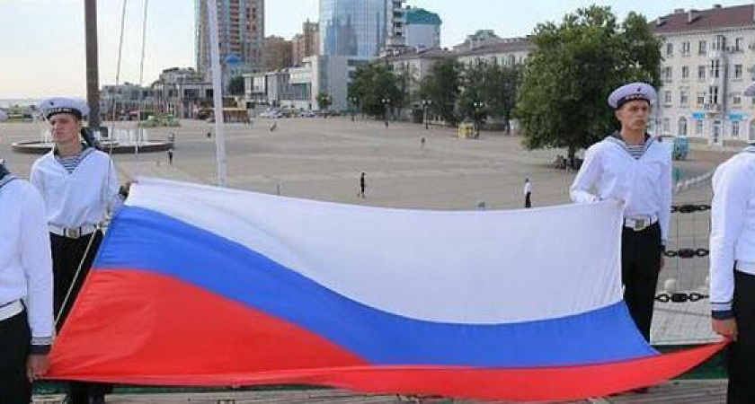 В Новороссийске на корабле боевой славы ЧФ прошла церемония поднятия флага