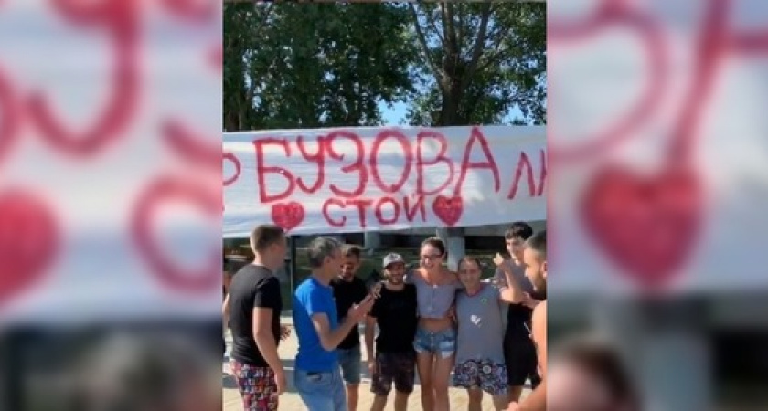 «Оля, все для тебя!»: фанаты из Анапы остановили машину Бузовой на трассе