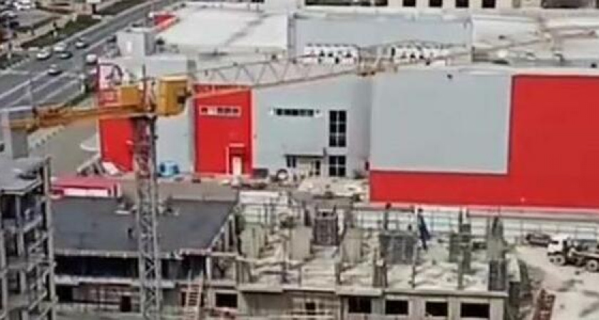 Новороссийцы возмущены, что гастарбайтеры продолжают работать на стройках во время карантина без средств защиты от COVID-19