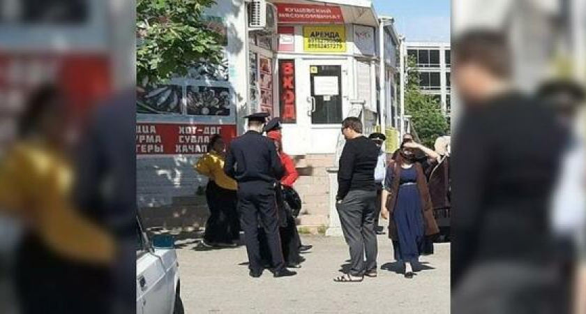 В новороссийском сквере вновь задержали цыган за нелегальную торговлю