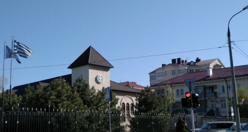 Сегодня новороссийцы выразят соболезнования семьям погибших в лесных пожарах в Греции: горожане возложат цветы к консульству страны