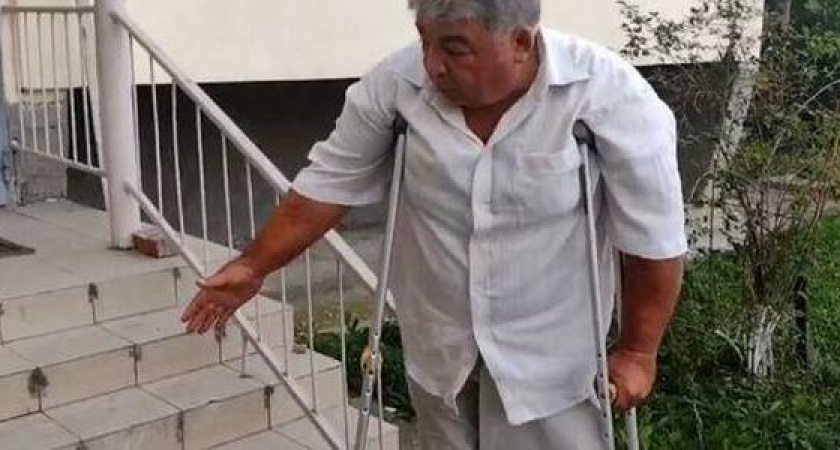 Инвалид-ампутант из Новороссийска не может выйти из дома из-за скользких ступеней - УК не реагирует